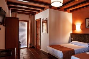 A bed or beds in a room at Hotel La Fragua I