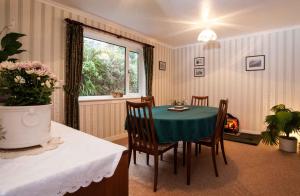 une salle à manger avec une table et des chaises et une fenêtre dans l'établissement Airdaniar Cottage, à Applecross