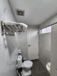 Porlak Hebron Family Homestay Silangit的一间浴室