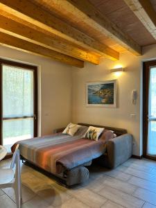 Postel nebo postele na pokoji v ubytování La Casetta di Benedetta - Monte Baldo View - Tra il Garda e il Baldo + 22 fotografií