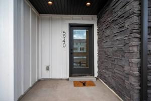 una puerta delantera de una casa con una pared de piedra en Cozy Ski Getaway in Mountain Green, en Morgan