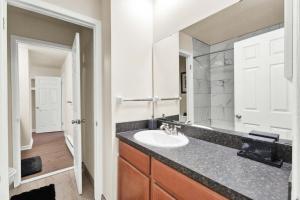 Ένα μπάνιο στο Sterling Heights Tranquil Retreat +32 φωτογραφίες