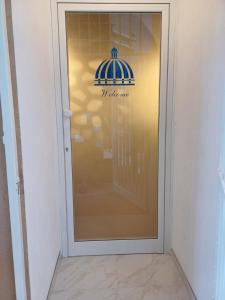 Una puerta de cristal con un cartel que dice viuda en Difronte Palatina Chapel, en Palermo