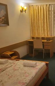 a hotel room with a bed and a desk and a desk at Noclegi in Siestrzeń