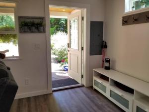 ein Flur mit einer Tür, die zu einem Hof führt in der Unterkunft The Cottage on Claire in Point Roberts