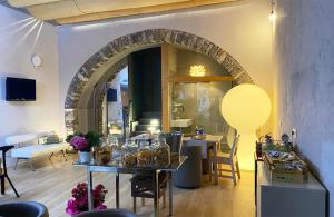 a living room with a table with glasses on it at Piccolo Hotel Olina in Orta San Giulio