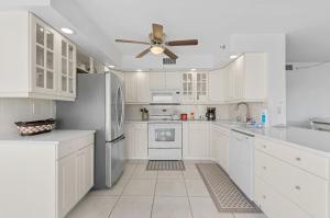 eine Küche mit weißen Schränken und einem Deckenventilator in der Unterkunft Palma Del Mar G-606 Beautiful in Point Brittany