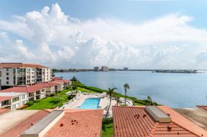 ein Blick auf das Wasser vom Balkon eines Resorts in der Unterkunft Palma Del Mar G-606 Beautiful in Point Brittany