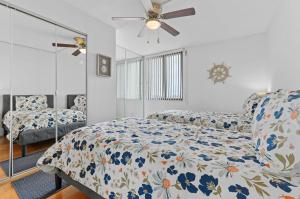 ein Schlafzimmer mit Bett und Deckenventilator in der Unterkunft Palma Del Mar G-606 Beautiful in Point Brittany + 22 Fotos