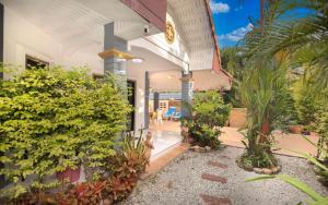 パタヤ・サウスにあるVilla Corner near Walking Street and beachesの植物のある中庭とプール付きの家