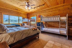 a bedroom with two bunk beds in a log cabin at Yellowstone Crest Lodge in Livingston
