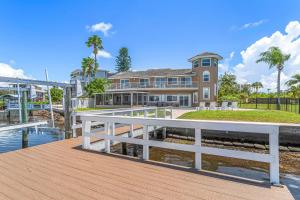 una casa sull'acqua con un molo di Florida Villa a Palm Harbor