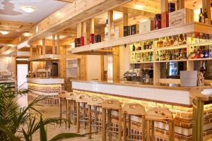 eine Bar mit Holzhockern in einem Restaurant in der Unterkunft Aminess Kadoor Hotel in Karlovac