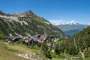 a group of houses on a hill in the mountains at Résidence Pierre & Vacances Premium Arc 1950 Le Village in Arc 1950