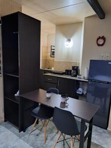 kuchnia z drewnianym stołem i dwoma krzesłami w obiekcie Mokali Suite de invitados by Casa Mia w mieście Los Algarrobos
