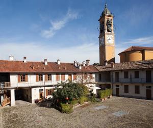 un edificio con una torre dell'orologio sullo sfondo di Oreno House Bed & Living a Vimercate