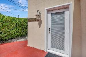 Φωτογραφία από το άλμπουμ του Trendy 1BR 2BA Heated Pool Short Walk to the Beach σε Fort Lauderdale +31 φωτογραφίες