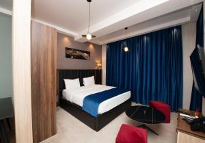 een slaapkamer met een bed en een blauw gordijn bij Gori Palace Apartments in Gori +28 foto's