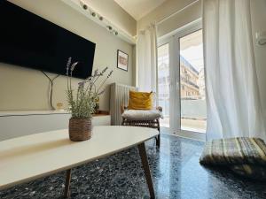 TV a/nebo společenská místnost v ubytování Natassa's Apartment + 16 fotografií