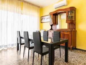 Un comedor con una mesa y sillas y un espejo. en Punta Mesco Home La Spezia, en La Spezia 17 fotos más