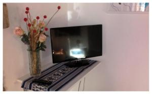 A television and/or entertainment centre at Vico Del Poeta