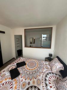 En eller flere senge i et værelse på Appt 3Pièces centre ville Biscarrosse + 3 billeder