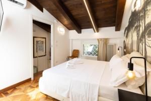 Posteľ alebo postele v izbe v ubytovaní Isaia Garden -Private Garden Spa Bath BolognaRooms