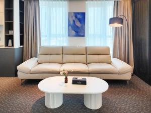 A seating area at SOTA SUITE Yangyang Granbay