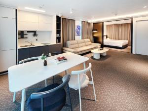 A seating area at SOTA SUITE Yangyang Granbay