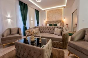 un salon avec un canapé et une table dans l'établissement Dream Loft Sighișoara, à Sighişoara