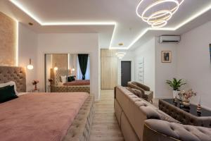 シギショアラにあるDream Loft Sighișoaraのベッドルーム1室(ソファ付)、