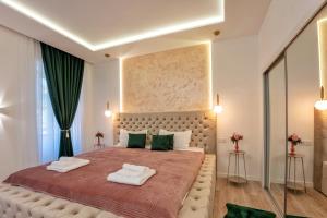 シギショアラにあるDream Loft Sighișoaraの大きなベッドとタオル2枚のある寝室 +14枚の写真