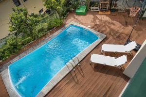 una terraza con vistas a una piscina en Relaxing time near the river, en Sebolido