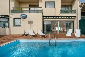 una piscina frente a una casa en Relaxing time near the river, en Sebolido 48 fotos más