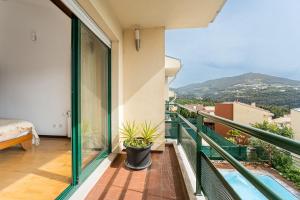 un balcón con vista a las montañas en Relaxing time near the river, en Sebolido