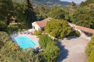 una vista aerea di una casa con piscina di Villa Mas des Fleurs by Villa Plus a Le Tignet