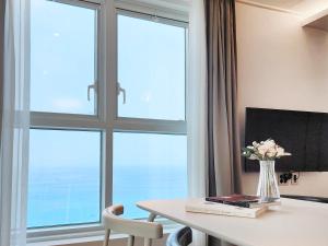 A television and/or entertainment centre at SOTA SUITE Yangyang Granbay