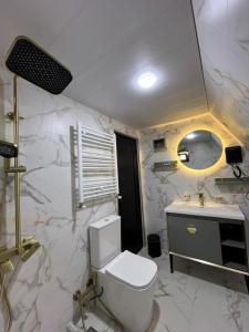Ένα μπάνιο στο Edelweiss cottage Kazbegi +31 φωτογραφίες