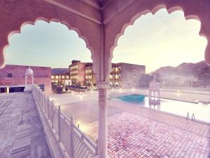 Pratap Mahal Pushkar IHCL SeleQtion内部或周边的泳池