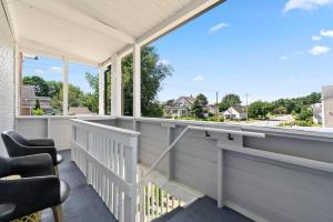 Balkón nebo terasa v ubytování NYC Access 4BR Duplex Sleeps 10, Free Parking