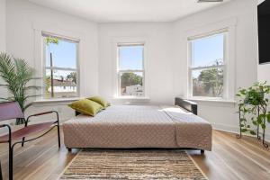 Afbeelding uit fotogalerij van NYC Access 4BR Duplex Sleeps 10, Free Parking in Fair Lawn