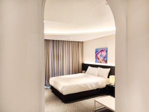 A bed or beds in a room at SOTA SUITE Yangyang Granbay