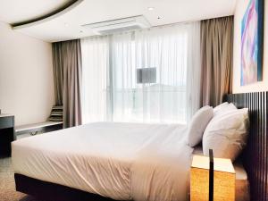 A bed or beds in a room at SOTA SUITE Yangyang Granbay