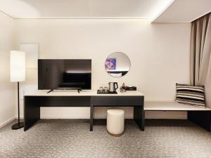 A television and/or entertainment centre at SOTA SUITE Yangyang Granbay
