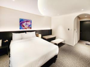 A bed or beds in a room at SOTA SUITE Yangyang Granbay