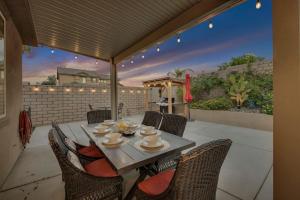 Una mesa de comedor y sillas en un patio. en Serene Private Pool - Jacuzzi - BBQ - Gated Community, en Indio