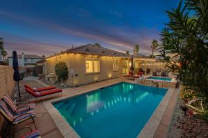 una piscina en el patio trasero de una casa en Serene Private Pool - Jacuzzi - BBQ - Gated Community, en Indio