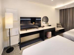 A bed or beds in a room at SOTA SUITE Yangyang Granbay