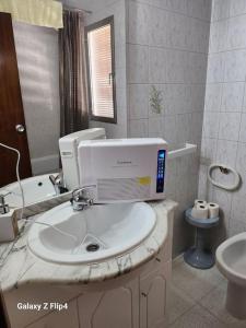 ein weißes Badezimmer mit Waschbecken und Toilette in der Unterkunft La Casa de las Golondrinas in Santisteban del Puerto