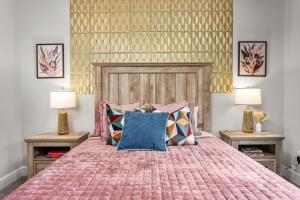 Un dormitorio con una cama grande con dos lámparas. en Long-term Stays in Greensboro 1 BD 1 BA, en Greensboro 34 fotos más